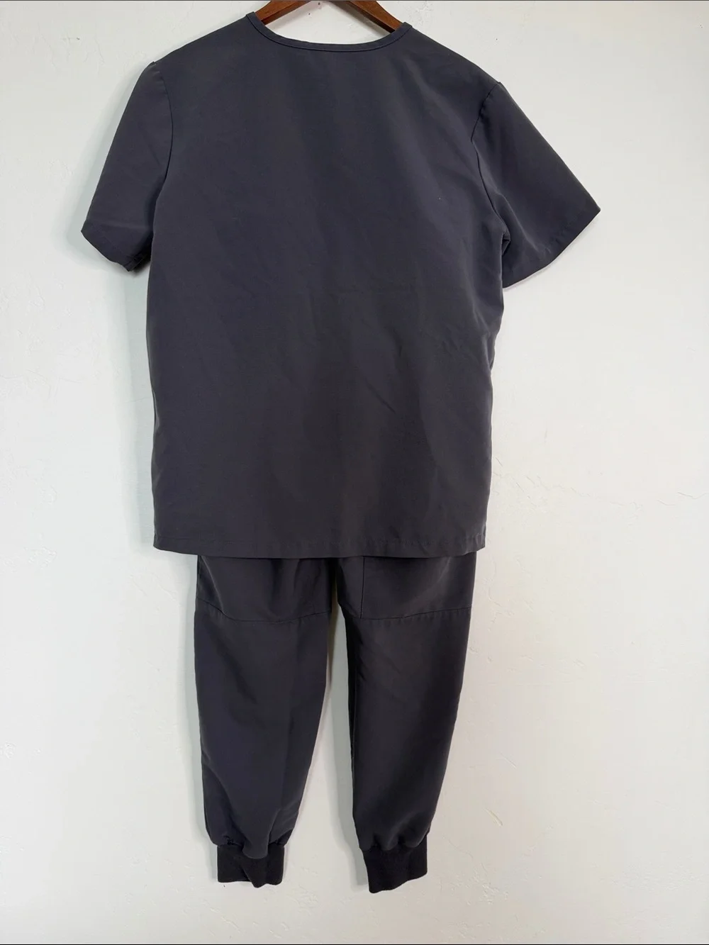 FIGS Leon Scrub Top Tansen Jogger Set Charcoal Gray Men’s Small - Picture 5 of 8